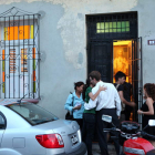 Familiares y amigos en la casa de Payá. A la derecha, fotografía del disidente.