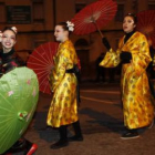 Unas hermosas geishas haciendo piruetas con sus sombrillas, en el desfile de ayer.