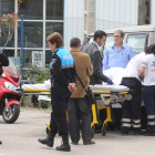 Momento en el que los servicios funerarios se llevan el cadáver de S.S.S., que falleció de un infarto.