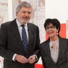 El ministro de Educación Méndez de Vigo y Concha Velasco, en el plató de 'Cine de barrio'.