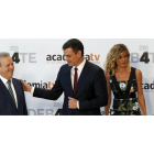 Pedro Sánchez y su esposa antes de entrar en el plató del debate. MARISCAL