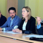 La ministra de Fomento, ayer tarde con técnicos y dirigentes del PP en El Barco de Valdeorras.