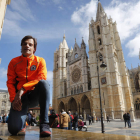 Javier Martínez posa delante de la Catedral de León, ciudad en la que disputó la primera carrera, la San Silvestre. JESÚS F. SALVADORES
