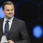 Leonardo DiCaprio recibe un premio durante un acto en la vispera de la inauguracion del  Foro Economico Mundial que ha tenido lugar en Davos (Suiza).