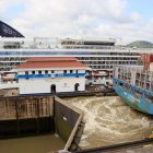 Un grupo de barcos transitando por la esclusa de Miraflores, en el Canal de Panamá.
