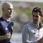 El jugador del Athletic Club Yeray Álvarez entrena junto al readaptador Xabi Clemente en Lezama.