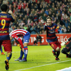 Leo Messi celebra con Luis Suárez el gol número 300 del jugador argentino en el Barça. Alberto Morante