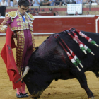 José Tomás da un pase de muleta a su segundo enemigo al que cortaría las dos orejas.