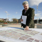 El concejal Ricardo Miranda indicando en el plano los cambios en la circulación.