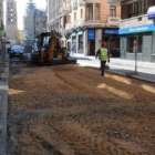 Obras de reasfaltado de la calle Padre Isla después de que el juez paralizara la obra.