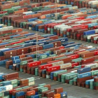 Depósito de contenedores en el puerto de Barcelona.