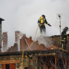 Bomberos de Ponferrada sofocando un incendio en Pereda de Ancares. ANA F. BARREDO