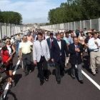 Antonio Silván, acompañado de los alcaldes y vecinos, recorre el nuevo puente sobre el Esla.