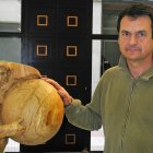 El escultor leonés Amancio González junto a una de sus obras.