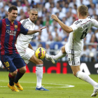 Messi trata de hacerse con el balón ante los jugadores del Madrid Toni Kroos y Pepe durante el partido disputado en el estadio Santiago Bernabéu.
