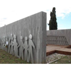 Aspecto del monumento en recuerdo a los represaliados en el cementerio municipal de León.