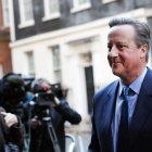 En la imagen, Cameron sale del número 10 de Downing Street este lunes. ANDY RAIN