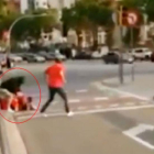 Captura del vídeo en el que quedó grabada la agresión a seguidores de la selección española de fútbol.