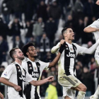 Los jugadores de la Juventus, con Cristiano en el centro, celebran la nueva victoria.