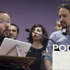 Pablo Echenique y Pablo Iglesias tras la reunión en la que se tomó la decisión. KIKO HUESCA