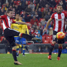 Iker Muniain dispara a puerta durante el encuentro contra Las Palmas.