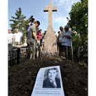Varias personas se congregan ante la tumba del ex dictador.