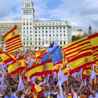 Banderas de España durante la manifestación este mediodía en Barcelona bajo el lema "Cataluña sí, España también", convocada por Societat Civil Catalana, Espanya i Catalans y otras entidades contrarias a la independencia con motivo del 12-O.