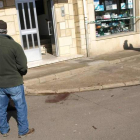 La ferretería sigue precintada por la Guardia Civil una semana después de la agresión