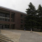 El edificio de la Facultad de Filosofía y Letras fue el primero que se construyó en el Campus de Vegazana. FERNANDO OTERO