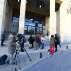 Los periodistas hacen guardia en la sede de los Juzgados de León