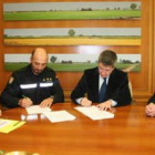 Natalia Rodríguez Picallo, Óscar Ruben Sánchez Artiles y Francisco Fernández en la firma del conveni
