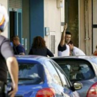 Agentes de policía, tras haber liberado a una de las tres rehenes en la sucursal.