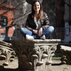 Raquel Canseco posa en el parque del Cid de la capital leonesa, a donde viene siempre que puede para visitar a su familia.