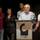 Raymond McCartney, ex preso del Sinn Fein, ayer, con miembros del colectivo de presos de ETA.