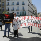 Varios miembros de la ultraderecha se manifiestan contra la independencia de Cataluña, en las inmediaciones del Congreso.