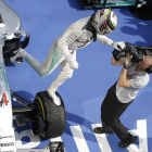 Lewis Hamilton salta de su monoplaza tras ganar el GP de Hungría.