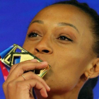 Peleteiro besa la medalla de oro que logró en Glasgow.