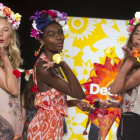 Modelos soplan pétalos de rosa durante el desfile de la colección Primavera/Verano 2015 de la marca Desigual durante la Semana de la Moda de Nueva York.