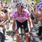 El italiano Ivan Basso luce el jersey rosa de líder del Giro.