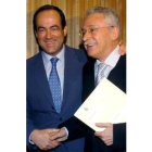 José Bono saluda a Joaquín Leguina antes de informar sobre el Yak-42