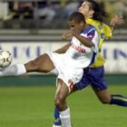 José Mari trata de arrebatar la pelota a Toledo en el partido del sábado