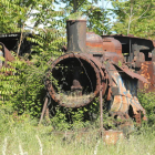 La maleza cubre los restos oxidados de las últimas locomotoras de la MSP sin restaurar. L. DE LA MATA