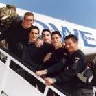 El contingente de militares españoles que viajó a Irak, suben en avión para ir a la base de Rota