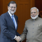 Mariano Rajoy recibe al primer ministro de la India, Narendra Modi, en la escalinata de la Moncloa.