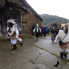 Los personajes que dan vida al ancestral antruejo recorren las calles de La Cuesta. MARCIANO