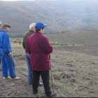 Los vecinos de Boeza, algunos en la foto, reclaman la propiedad de las fincas