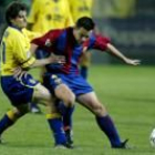Víctor y Xavi luchan por la posesión de una pelota en el partido de ayer