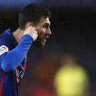 Messi dedicando su primer gol a la lucha del cáncer infantil.