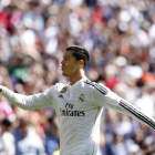 El delantero Cristiano Ronaldo celebra uno de sus cinco goles ante el Granada, ayer en el Bernabéu