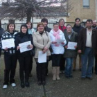 El alcalde, junto a las participantes en el primer curso de monitor